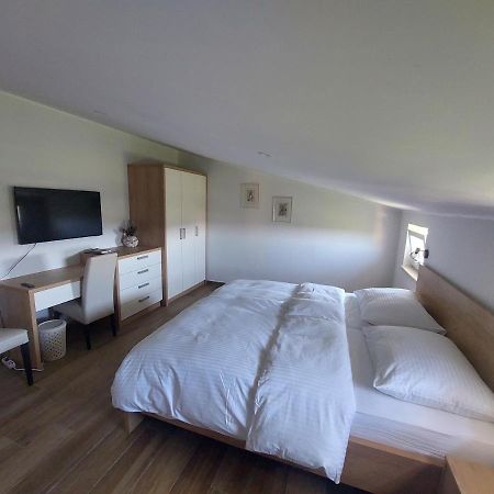 Gostilna In Pizzeria Pri Brajdi Hotel Komen Екстериор снимка